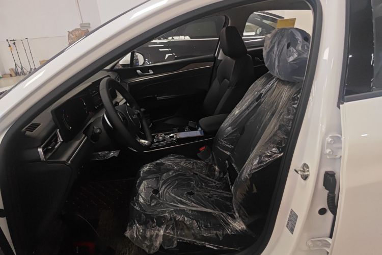 Kia K5 2025 car image #19