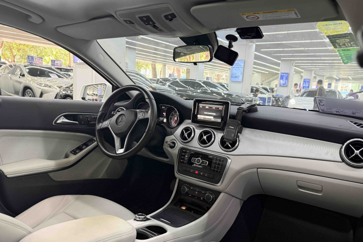 Mercedes-Benz GLA Class 2015 immagine di auto #19