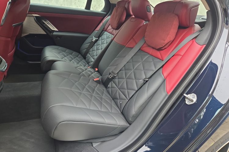 BMW 7 Series 2025 car image #19