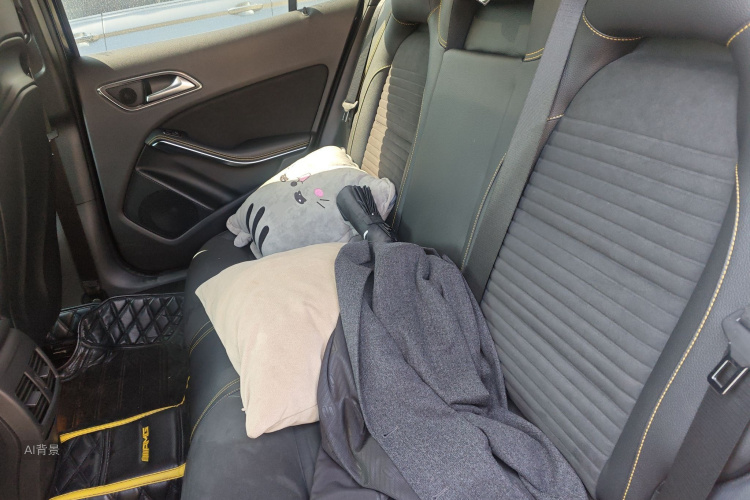 Mercedes-Benz GLA AMG 2018 immagine di auto #19