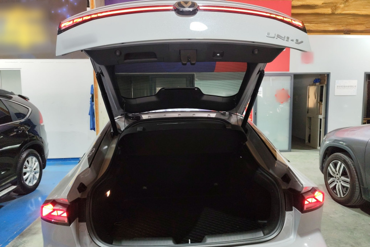 Changan UNI-V iDD 2024 car image #19