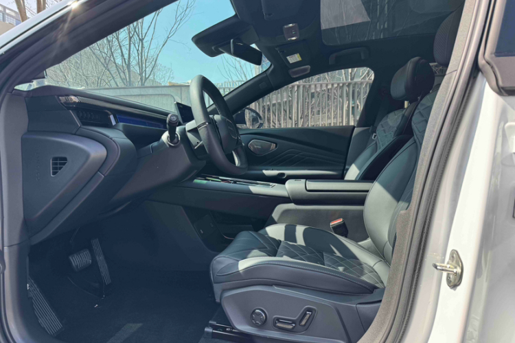 Lynk & Co 10 EM-P 2025 car image #19