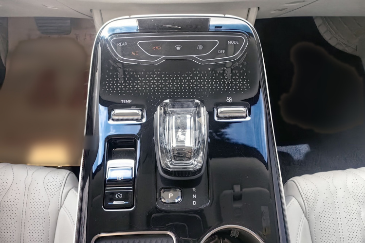 Forthing V9 2024 immagine di auto #19