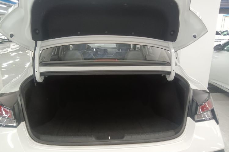 Hyundai Elantra 2024 immagine di auto #19