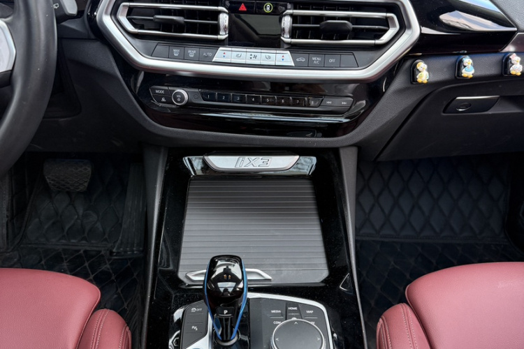 BMW iX3 2023 immagine di auto #19