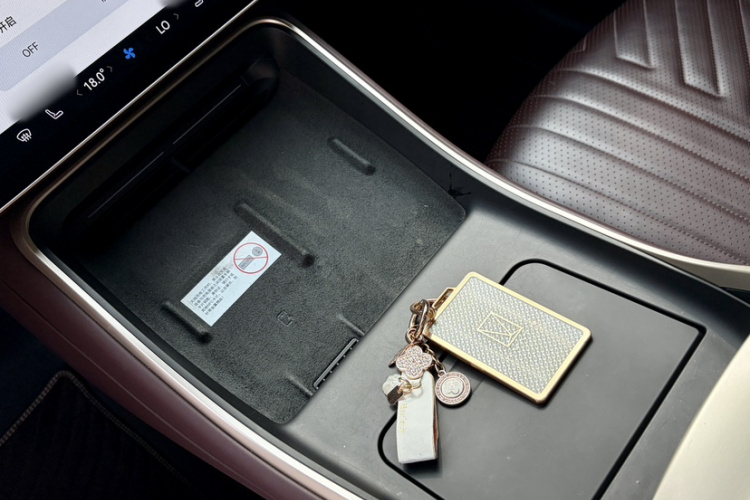 Avatr 11 2023 immagine di auto #19