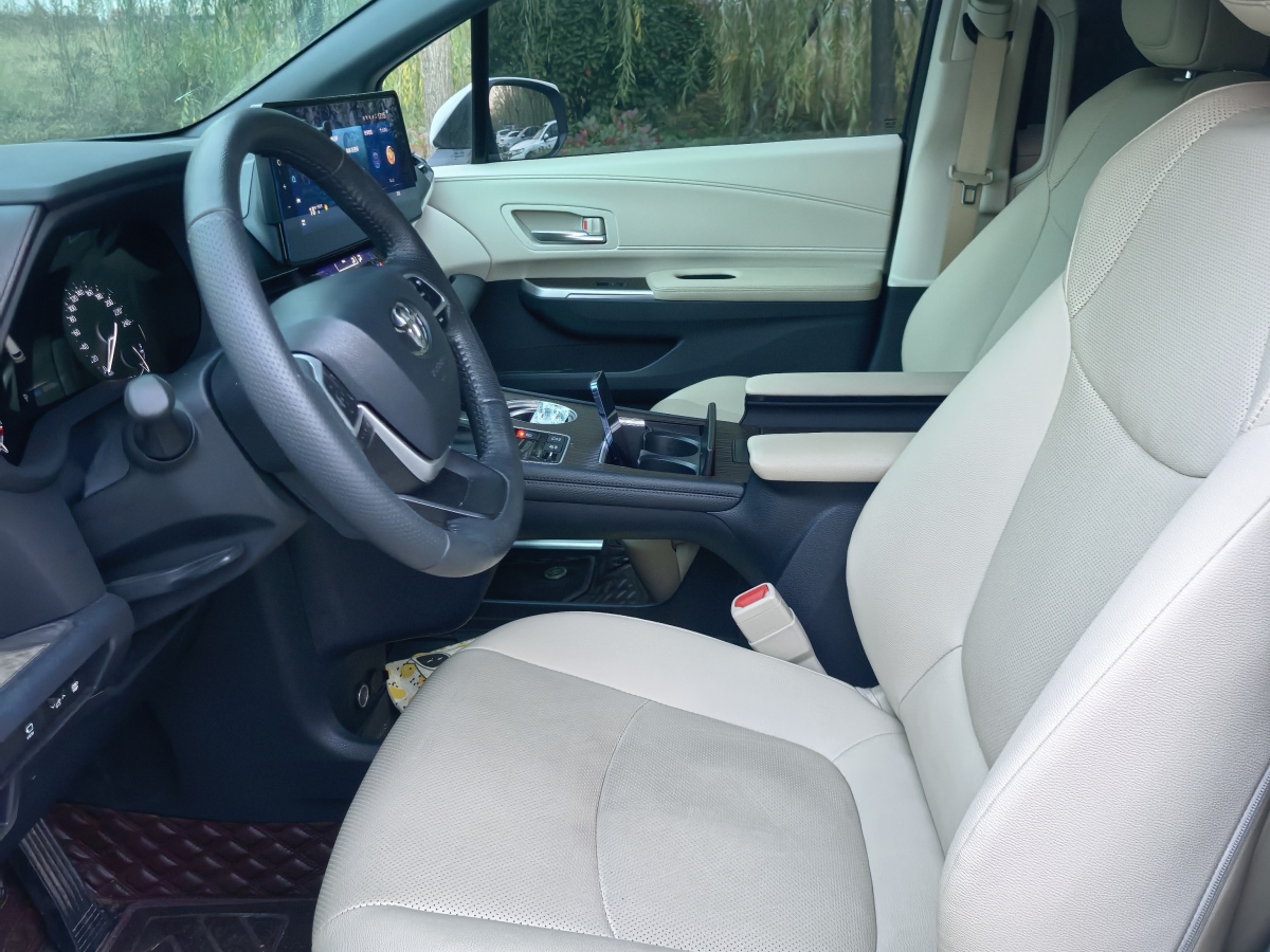 Toyota Granvia 2023 car image #19