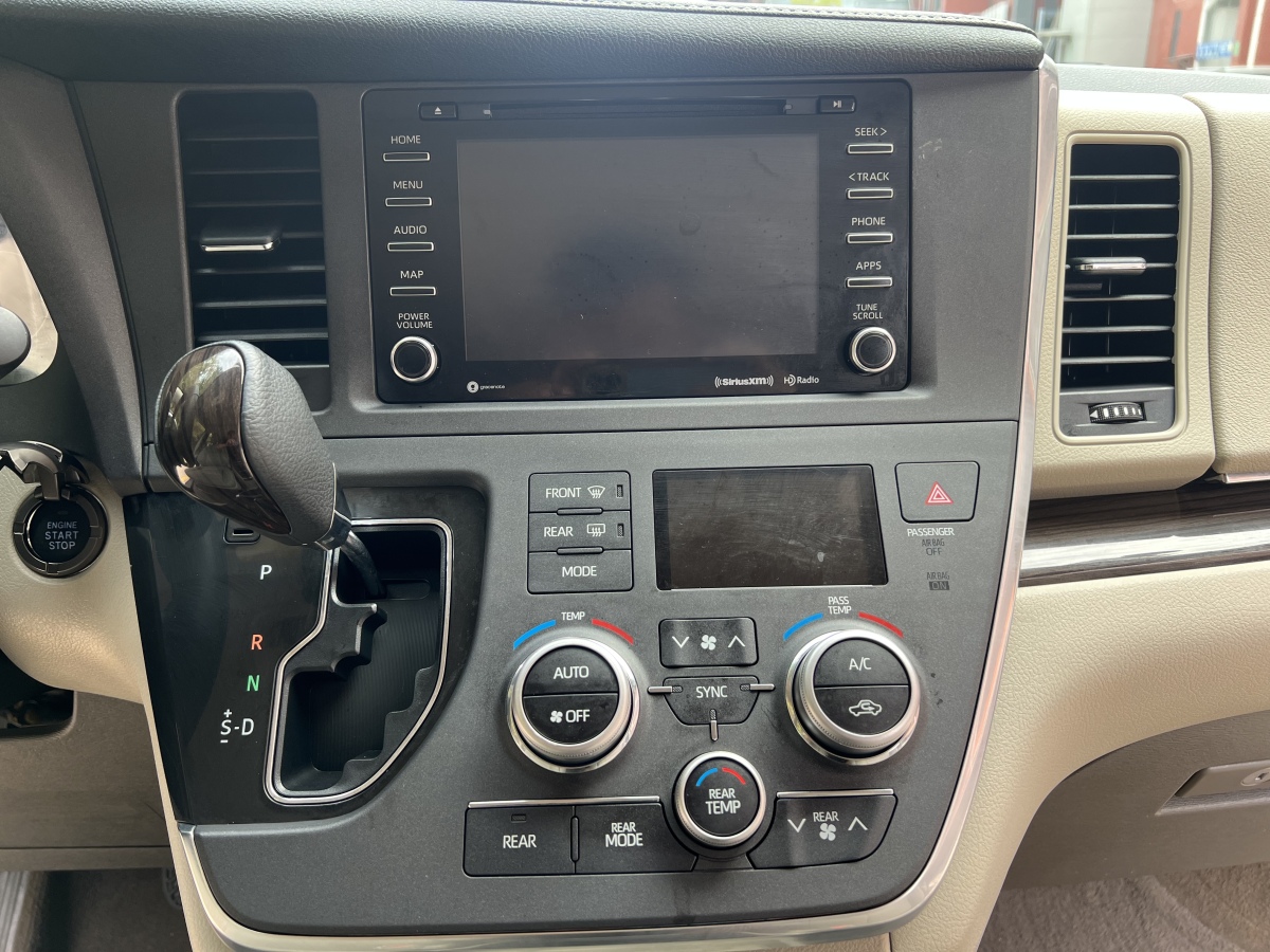 Toyota SIENNA 2018 #19 Toyota SIENNA 2018 car image #19