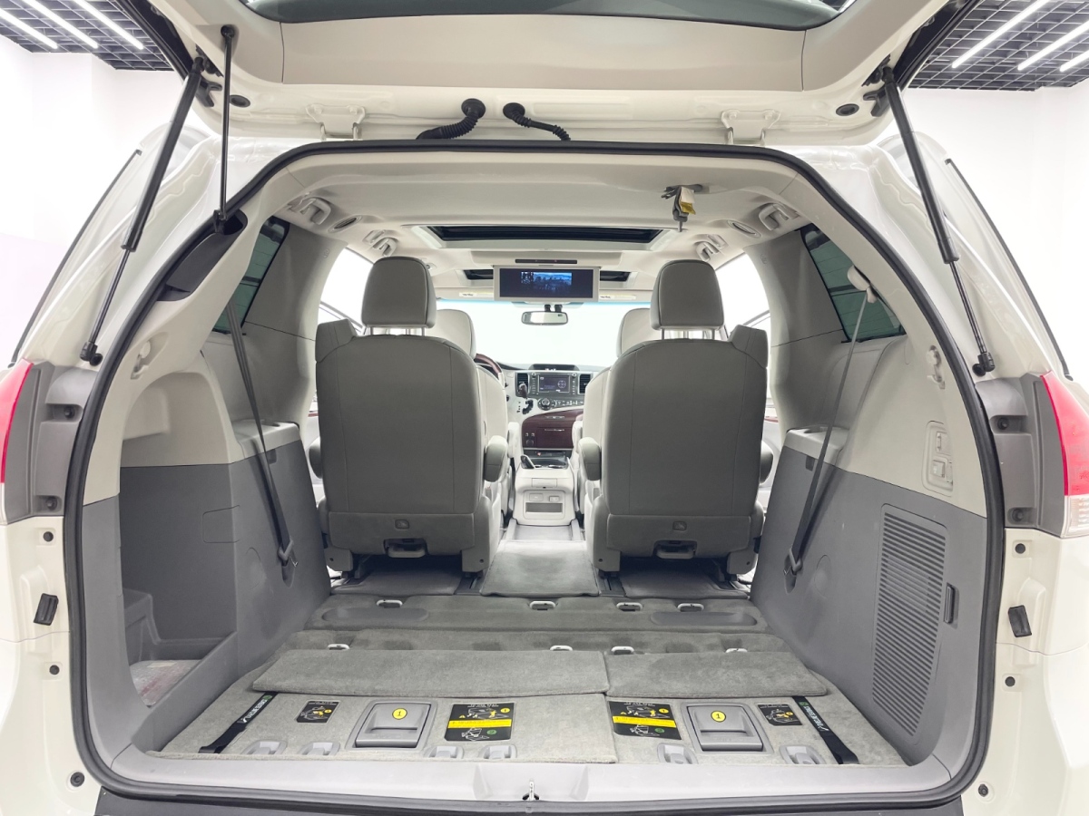 Toyota SIENNA 2010 car image #19
