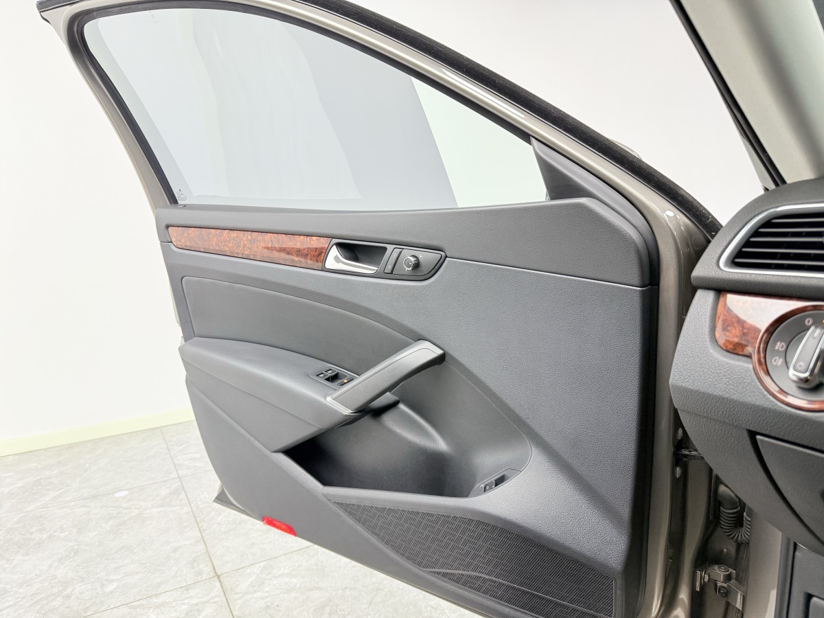 Volkswagen Passat 2012 car image #19