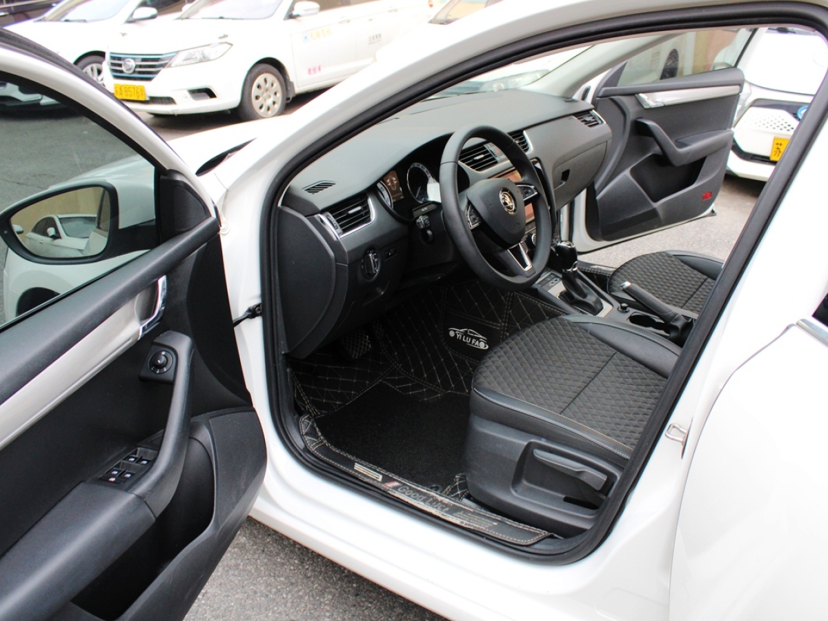 Skoda Octavia 2020 car image #19