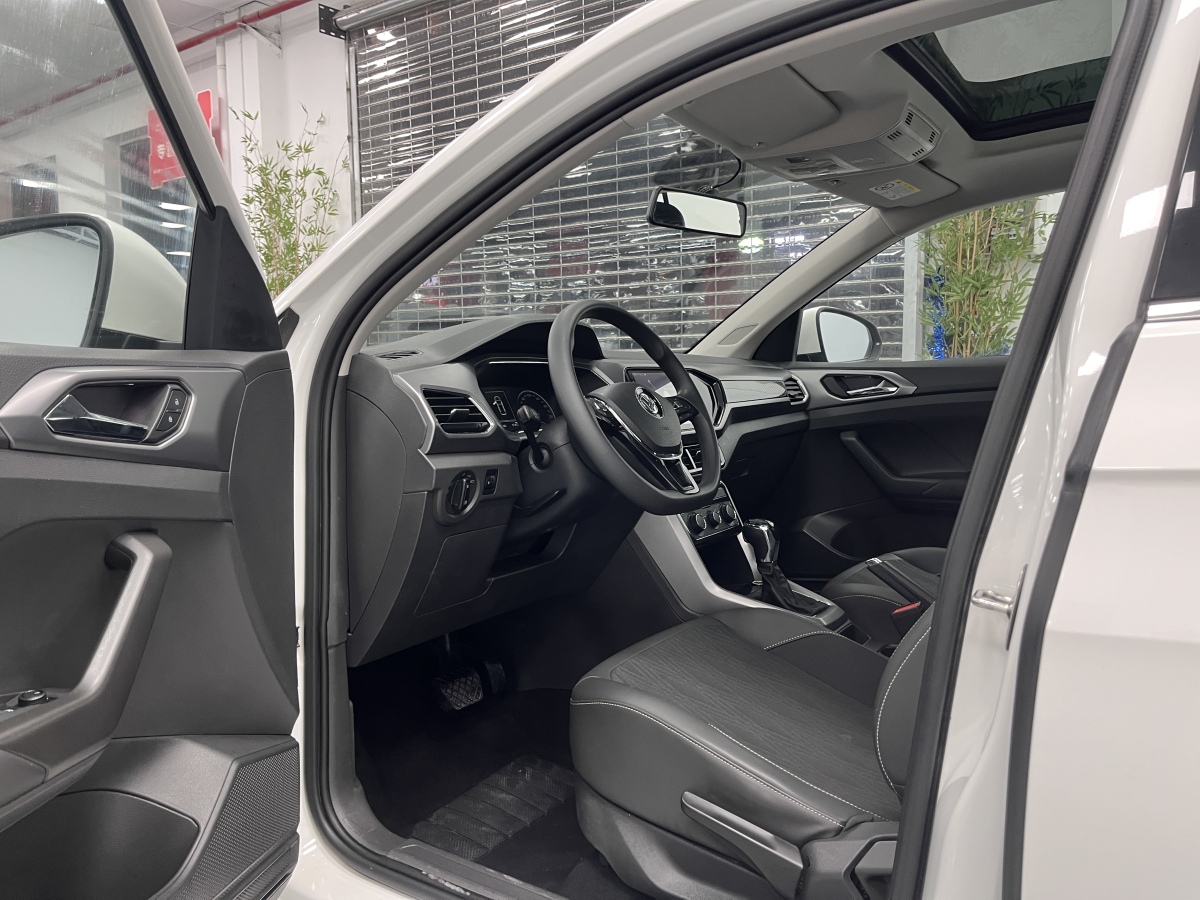 Volkswagen T-Cross 2019 car image #19