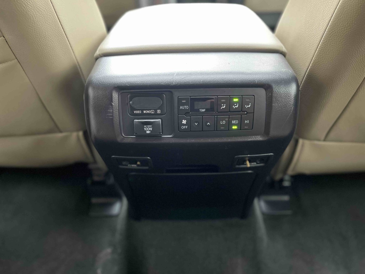 Toyota Sequoia 2015 #19 Toyota Sequoia 2015 immagine di auto #19