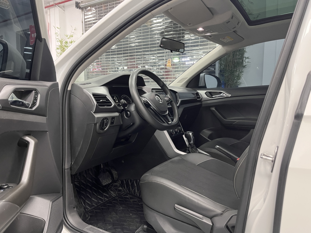 Volkswagen T-Cross 2019 car image #19
