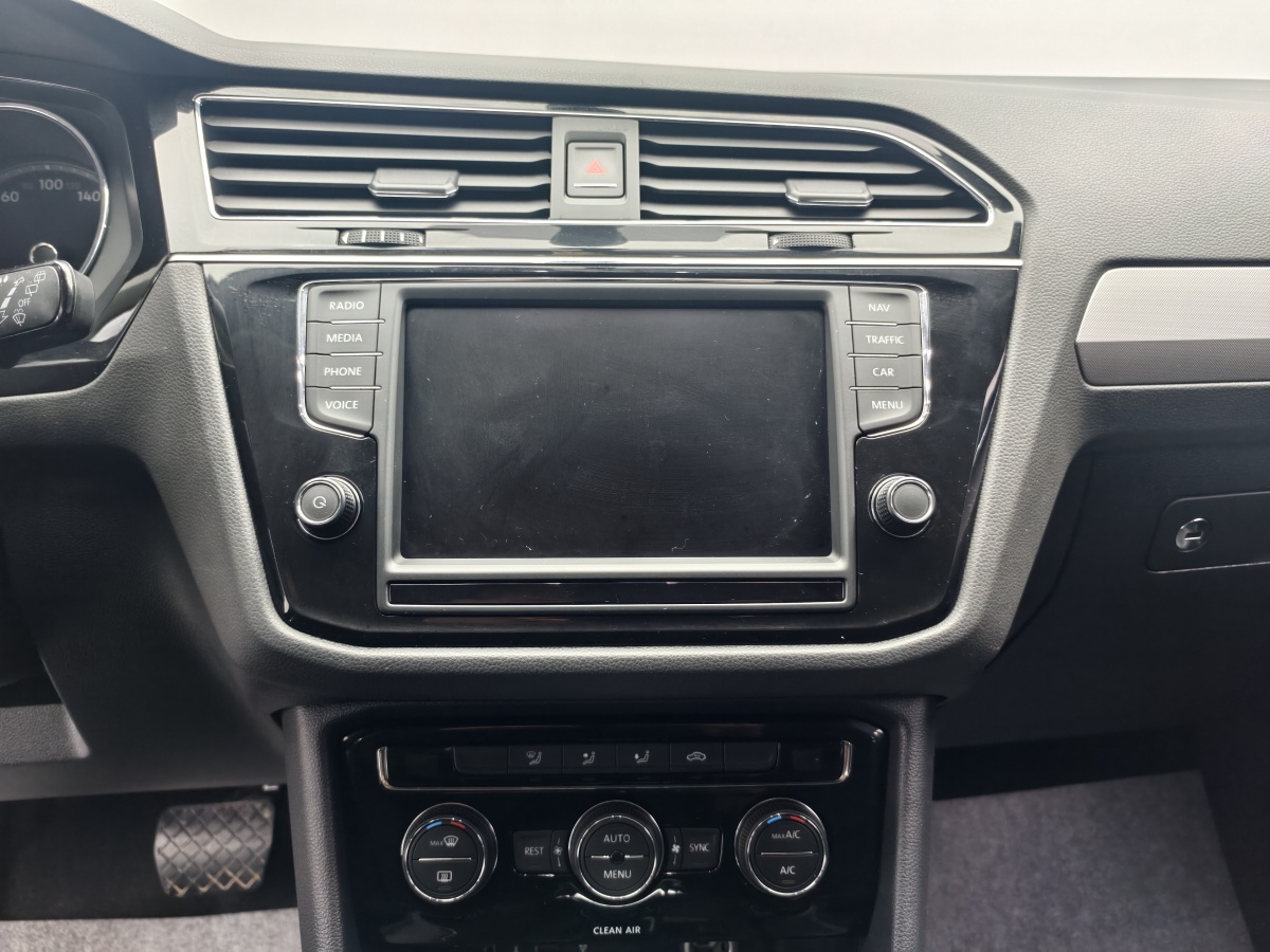 Volkswagen Tiguan L 2018 immagine di auto #19