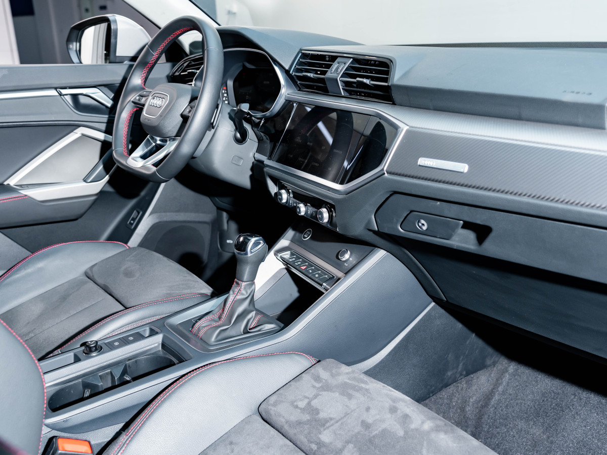 Audi Q3 2023 car image #19