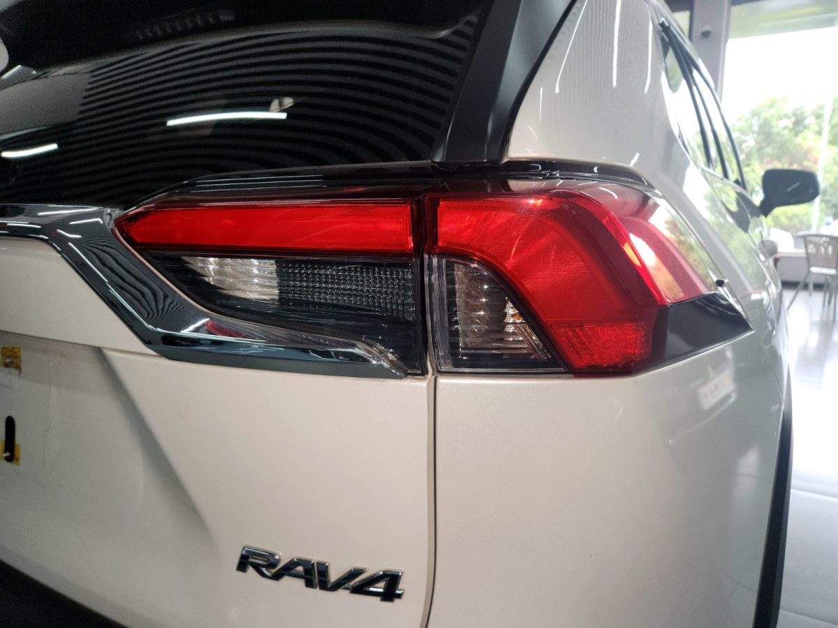 Toyota RAV4 2022 car image #19