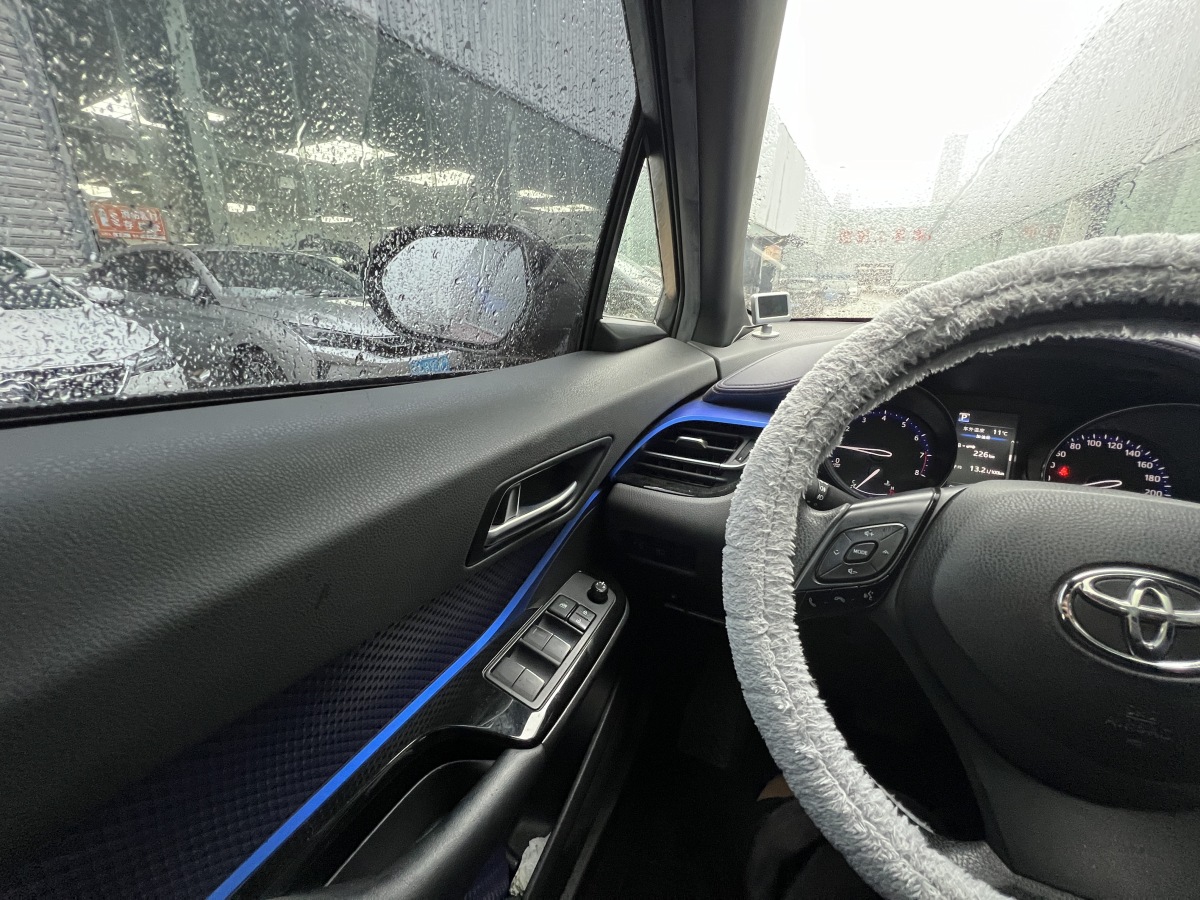 Toyota C-HR 2019 car image #19