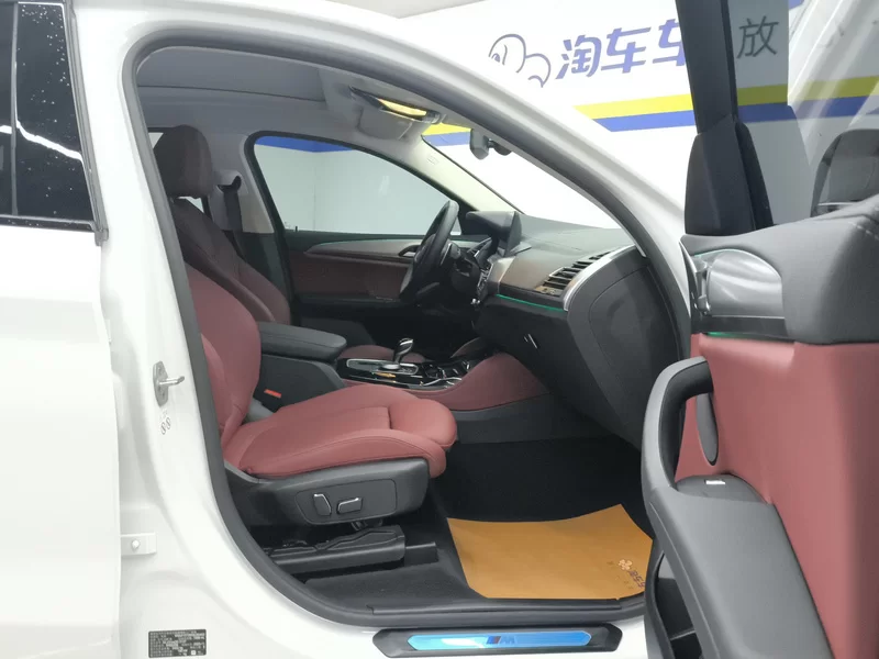 BMW X4 M40i 2024 car image #19