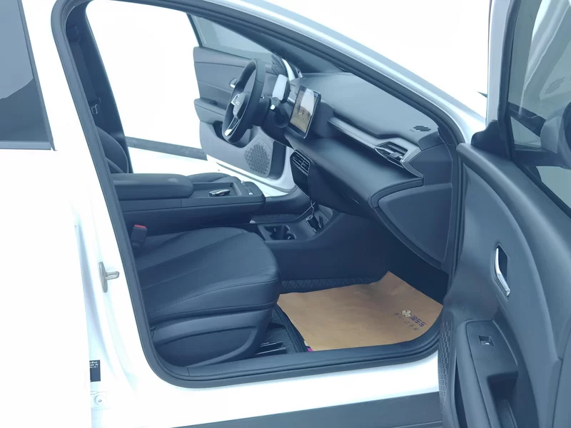 BYD e7 2025 car image #19