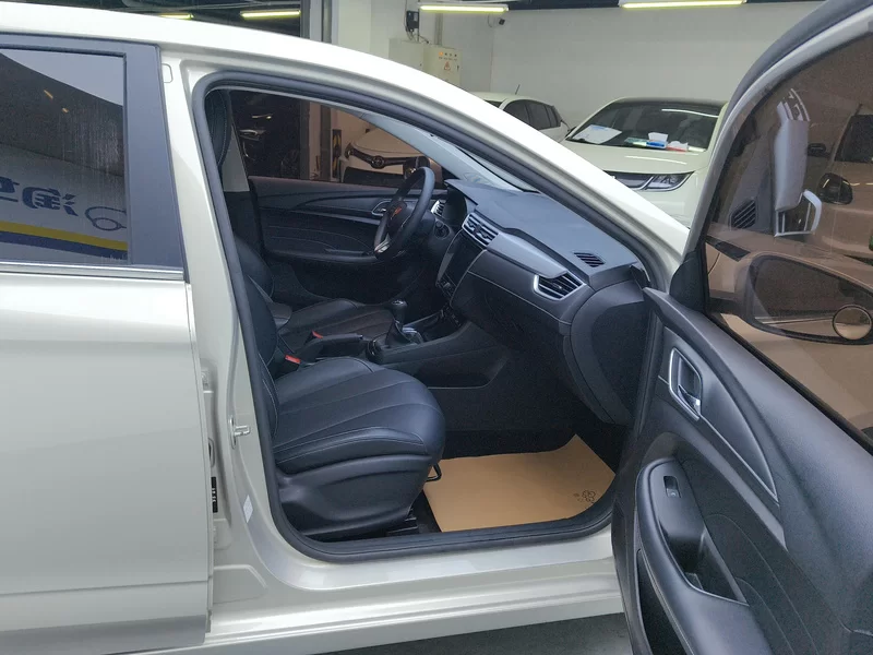 Roewe i5 2020 immagine di auto #19