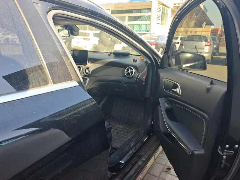 Mercedes-Benz GLA Class 2018 car image #19