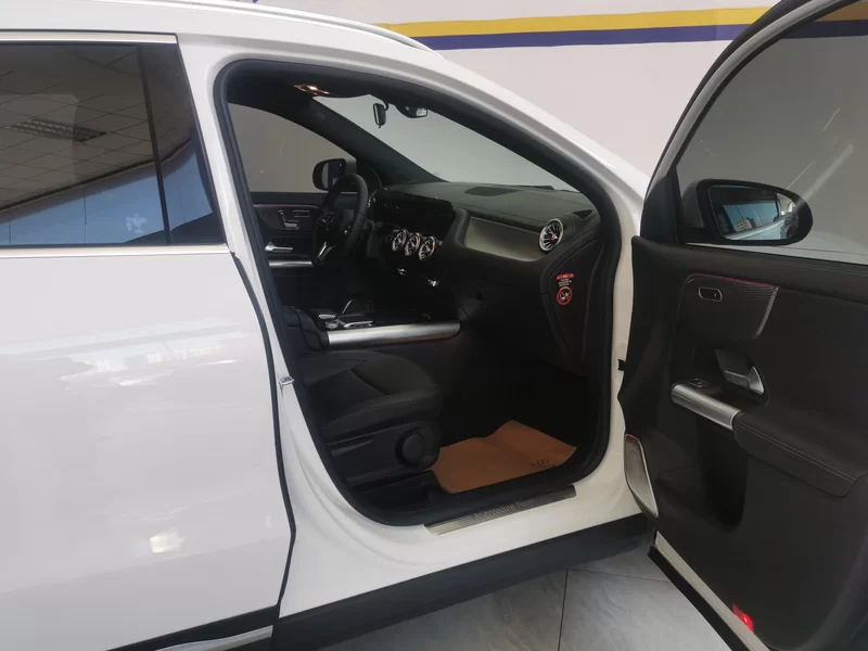 Mercedes-Benz GLA Class 2023 imagen de coche #19