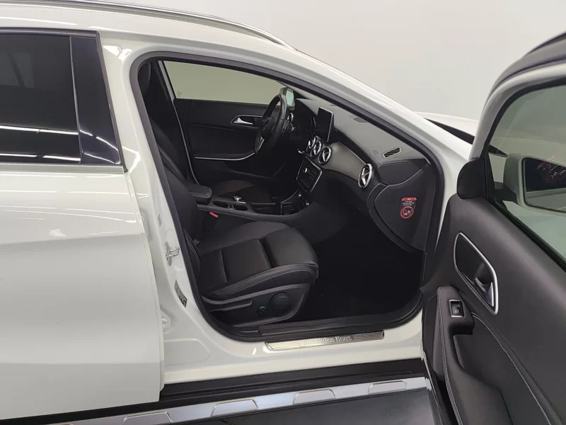 Mercedes-Benz GLA Class 2016 immagine di auto #19