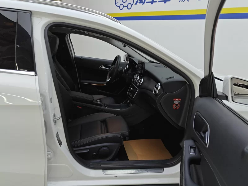 Mercedes-Benz GLA Class 2018 car image #19