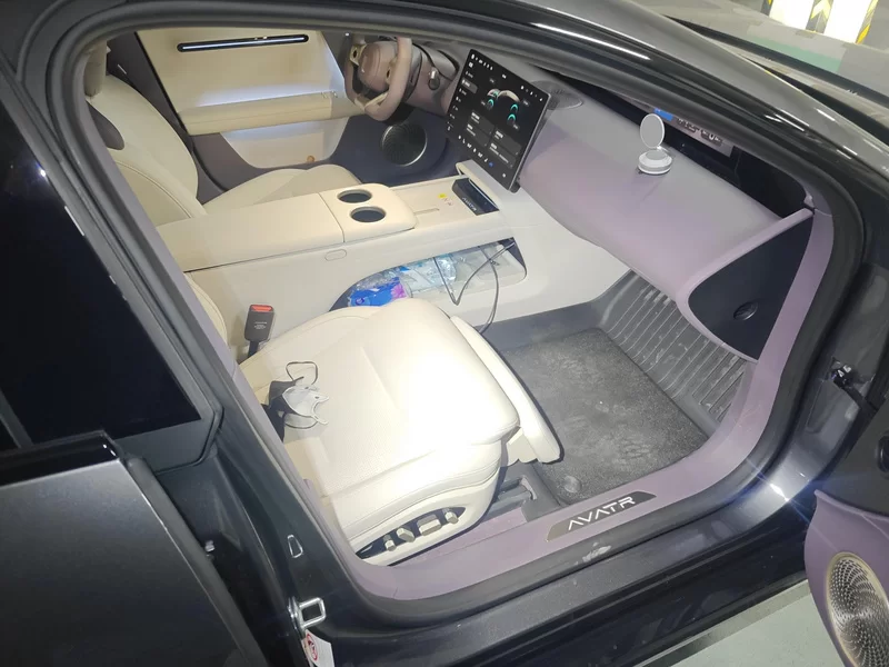 Avatr 06 2025 car image #19