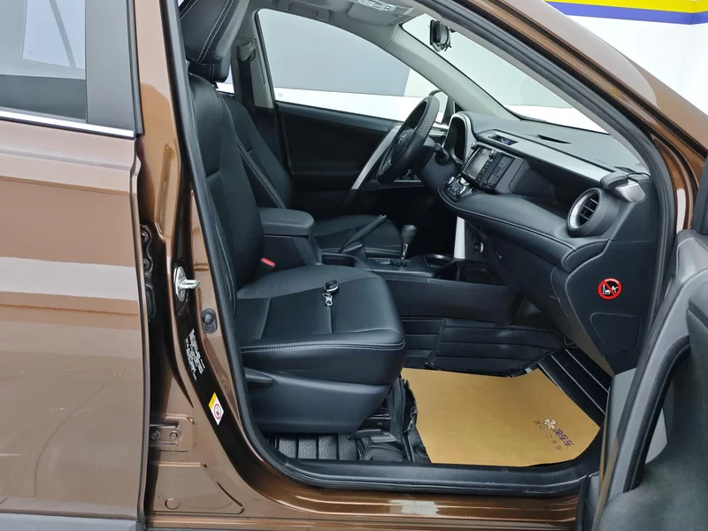 Toyota RAV4 2017 car image #19