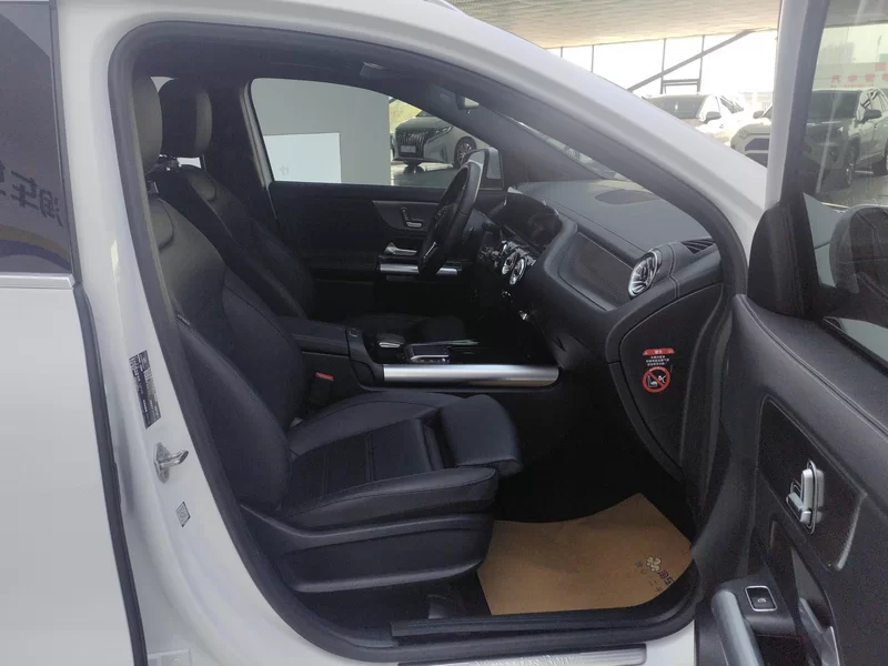 Mercedes-Benz GLA Class 2023 car image #19