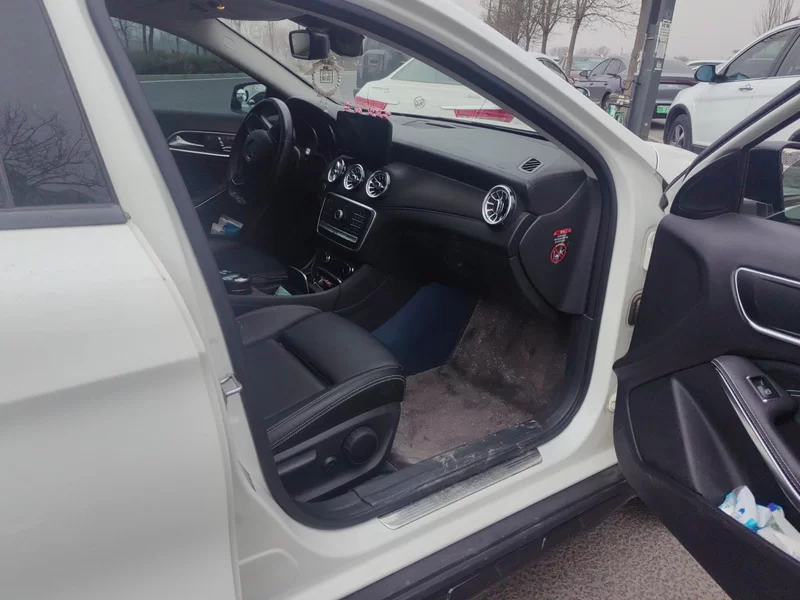 Mercedes-Benz GLA Class 2018 car image #19