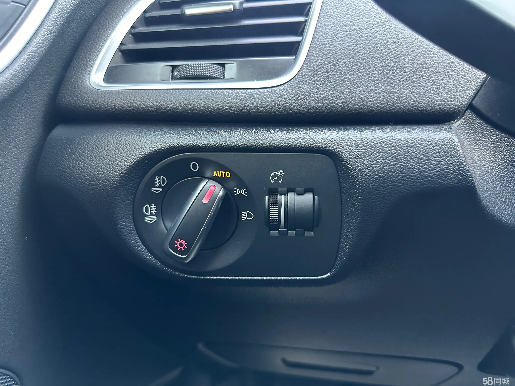 Audi Q3 2015 car image #19