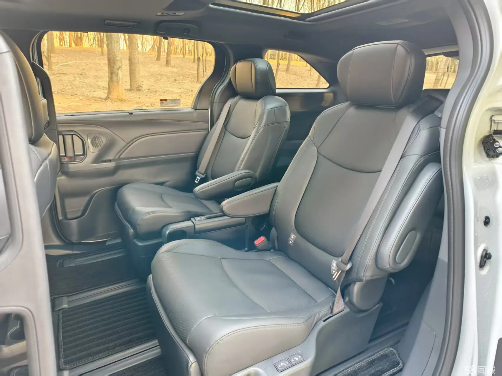 Toyota Granvia 2025 car image #19