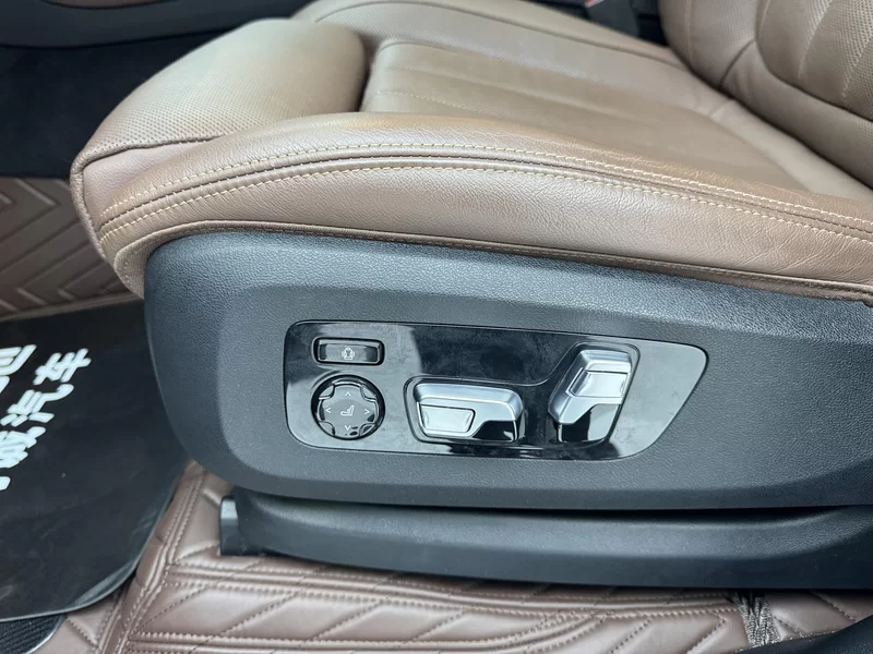 BMW X7 M60i 2021 #19 BMW X7 M60i 2021 car image #19