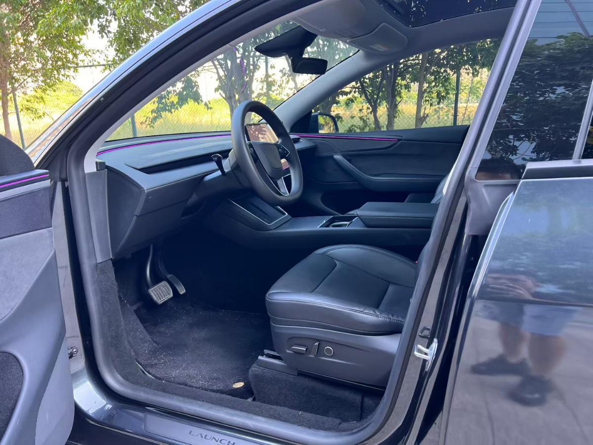 Tesla Model Y 2025 #8 Tesla Model Y 2025 car image #8