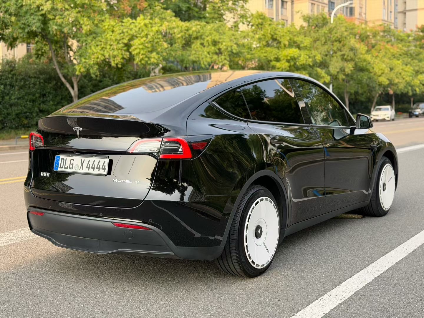 Tesla Model Y 2022 #6 Tesla Model Y 2022 car image #6