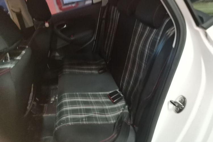 Volkswagen Polo 2015 car image #17