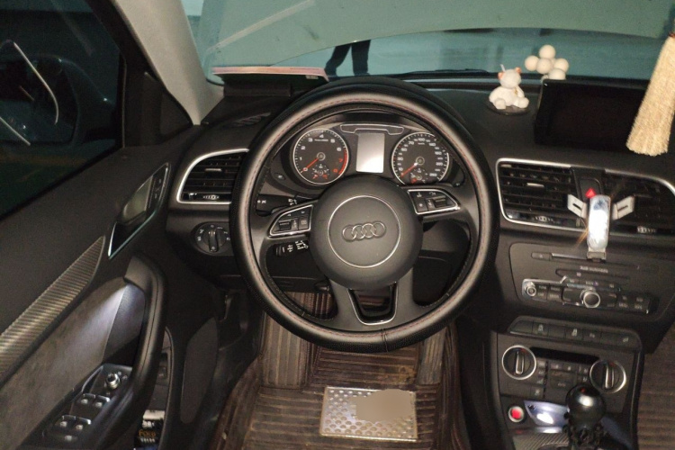 Audi Q3 2018 car image #11