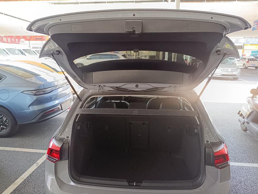 Volkswagen Golf 2025 car image #25