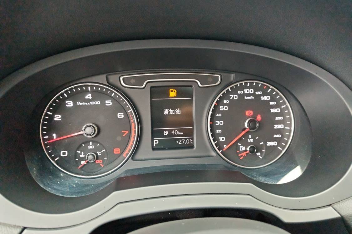 Audi Q3 2015 car image #24