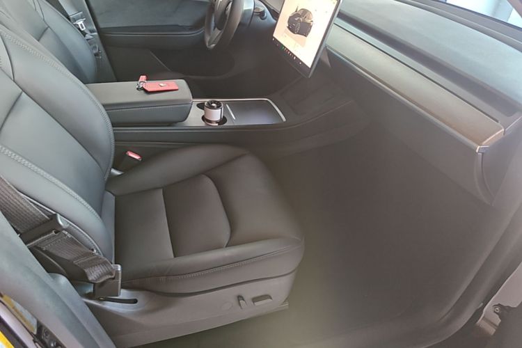 Tesla Model Y 2022 car image #24