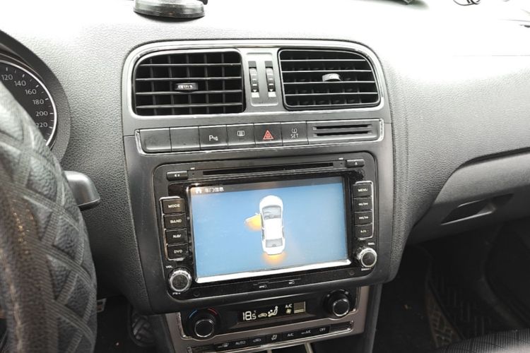 Volkswagen Polo 2015 car image #13