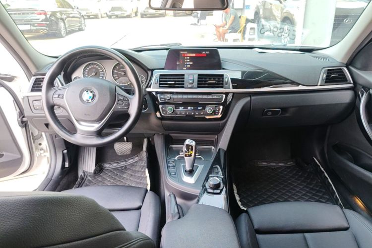 BMW 3 Series 2018 car image #10