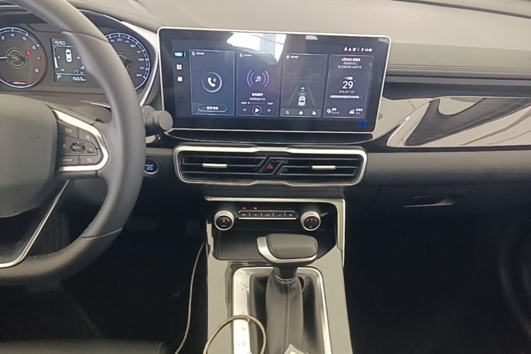 GEELY Coolray 2025 car image #13