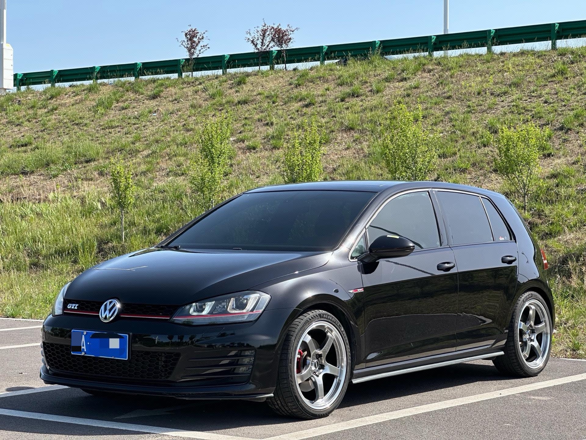 Volkswagen GolfGTI 2016 Volkswagen GolfGTI 2016 car image