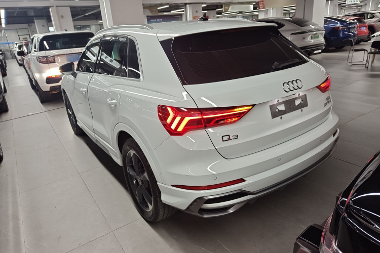 Audi Q3 2023 car image #5