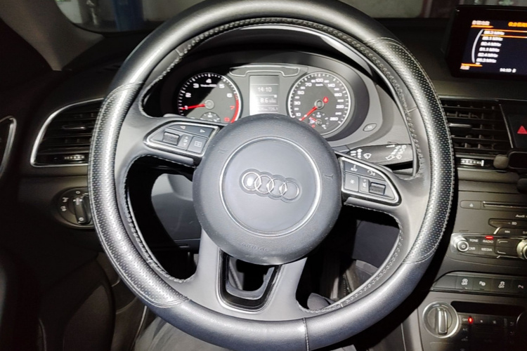 Audi Q3 2017 car image #11