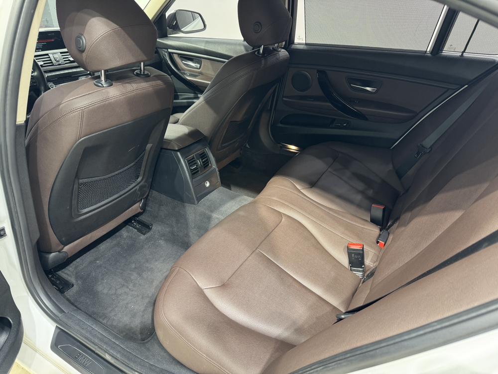 BMW 3 Series 2018 car image #10
